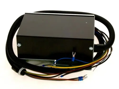 Schwarzes Gehäuse mit Kabeln, das für elektronische Anwendungen verwendet werden kann. Produkt von Bosch, das möglicherweise zur Stromregelung dient.